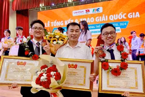 Trường THPT Nguyễn Huệ xuất sắc có 2 học sinh đạt giải Ba.