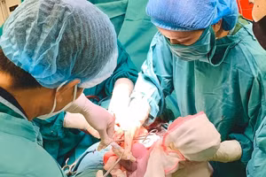 Em bé sinh ra cùng vòng tránh thai của mẹ tại Bệnh viện Sản Nhi tỉnh Phú Thọ.