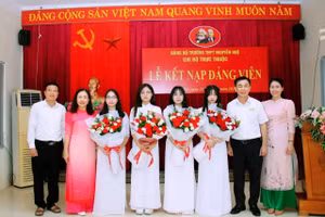 4 học sinh ưu tú được kết nạp đảng tại Trường THPT Nguyễn Huệ.