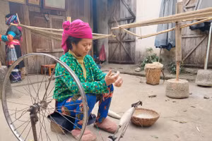 Người phụ nữ Mông se lanh.