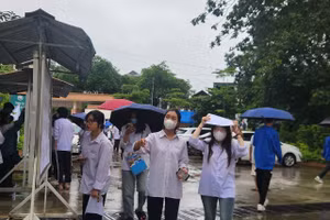 Các thí sinh Yên Bái đến đăng ký dự thi dưới trời mưa.