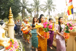 Độc đáo nghi lễ đắp cát, tắm Phật trong Tết Bun Chôl Chnam Thmây 