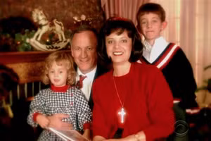 (Từ trái qua phải) JonBenet, cha mẹ và anh trai Burke Ramsey.