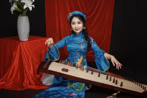 Nghệ sỹ Phương Anh “phiêu” cùng cây đàn tranh.