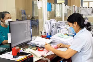 Một doanh nghiệp đi đóng BHXH cho người lao động.