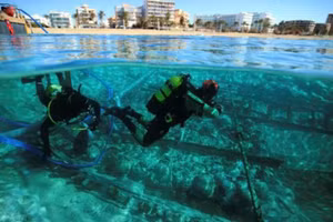 Các thợ lặn đang xác định vị trí con tàu đắm.