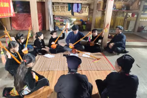 Ông Bành đang hướng dẫn học sinh đánh đàn Tính.