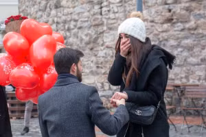 Người đàn ông đang cầu hôn người phụ nữ cạnh Tháp Galata, Thổ Nhĩ Kỳ. Ảnh: Shutterstocks