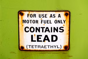 IQ giảm do chì trong khói xe