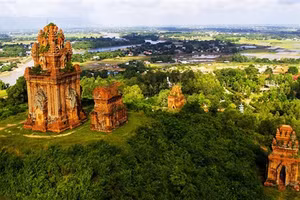 Tháp Bánh Ít là cụm các tháp Chăm với 4 công trình kiến trúc cổ. Ảnh: Sở Du lịch Bình Định.