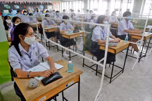 Học sinh Thái Lan trở lại trường học trực tiếp.