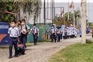 Học sinh Malaysia đeo khẩu trang khi đến trường.