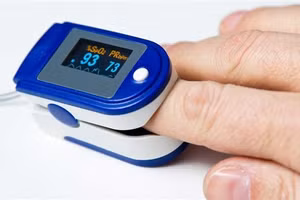 Bệnh nhân không nên căn cứ vào triệu chứng khó thở mà bỏ qua nồng độ SpO2 trên máy.