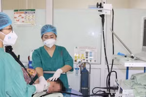 Người bệnh có ổ loét kích thước 3 x 2,5 cm ở dạ dày. Ảnh: BVCC.