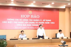 Chánh Văn phòng UBND thành phố Hà Nội Trương Việt Dũng thông tin tại buổi họp báo.