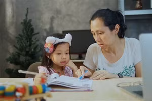 Nhiều phụ huynh mệt mỏi khi vừa phải làm việc, vừa dạy con học. Ảnh minh họa