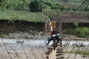 Người dân khó khăn khi vận chuyển nông sản từ khu sản xuất của 3 thôn là Đăk Rê 1, Đăk Rê 2 và thôn Hà Lăng ra ngoài.