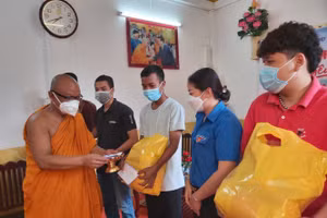 Thượng tọa Lý Hùng, Trụ trì chùa Pitu Khôsa Răngsây tặng quà cho sinh viên khó khăn đang ở tại chùa.