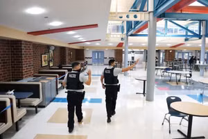 Lực lượng an ninh được bố trí trong trường học.