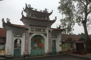 Cổng di tích chùa Vàng.