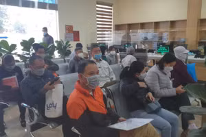 Người dân làm thủ tục tại phòng một cửa.