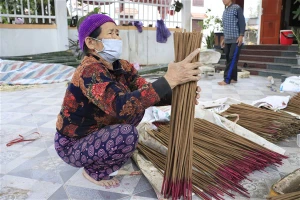 Nghề làm hương trầm đòi hỏi sự tỉ mỉ và rất nhiều công đoạn.