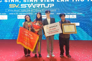 Nhóm thực hiện dự án ELLA - Ứng dụng hướng dẫn trang điểm nhận giải Nhất khối sinh viên tại Cuộc thi Học sinh, sinh viên với ý tưởng khởi nghiệp lần thứ 4 - 2022.