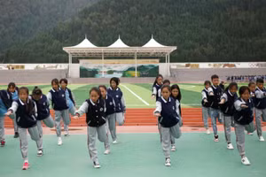 Tiết học Thể dục tại một trường phổ thông tỉnh Tứ Xuyên, Trung Quốc.