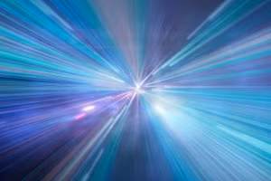 Không thứ gì có thể di chuyển nhanh hơn ánh sáng trong môi trường chân không.