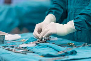 Bệnh nhi phải cắt một bên tinh hoàn. Ảnh minh họa