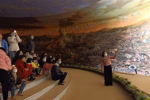 Du khách tham quan, chiêm ngưỡng Bức tranh Panorama tái hiện Trận chiến Điện Biên Phủ.