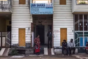 Những cán bộ của nhóm tư vấn cộng đồng Jan Sahas tại Dewas. Ảnh: Rebecca Conway.