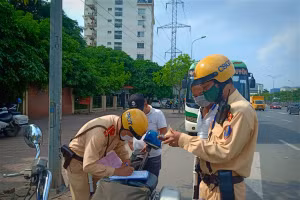 Lực lượng CSGT Thủ đô làm nhiệm vụ trên tuyến.