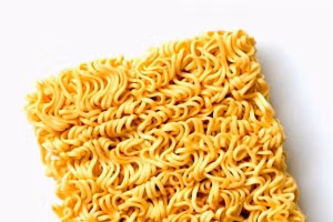 Nhiều nhà sản xuất mỳ tôm không ghi khuyến cáo trên bao bì sản phẩm. Ảnh: Internet