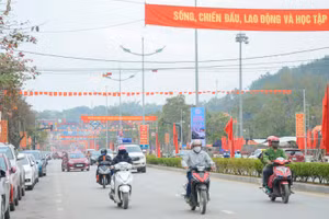 Những ngày giáp Tết, thành phố Điện Biên Phủ (tỉnh Điện Biên) như khoác tấm áo mới, cờ hoa rực rỡ.