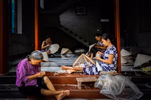 Về làng Chuông xem làm nón lá