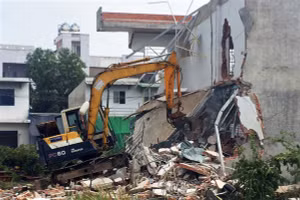 Một dãy nhà xây trái phép tại TP Thủ Đức bị đập bỏ.