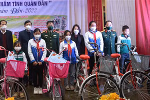 Chương trình trao quà cho học sinh nghèo vượt khó tại tỉnh Phú Thọ.