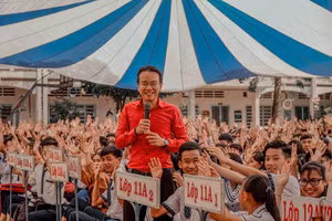 Tiến sĩ Tâm lý Đào Lê Hòa An cùng học sinh trong các chương trình tư vấn.