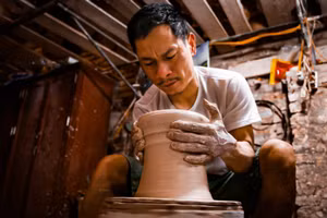 Nghệ nhân "khiếm thính" duy trì vốn cổ gốm Bát Tràng 