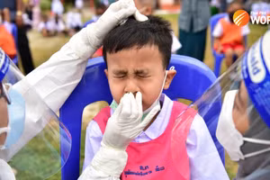 Trẻ em làm xét nghiệm nhanh Covid-19 trước khi đến trường.