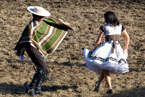 Thanh lịch, ấm áp trang phục Chile