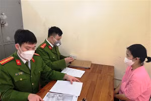 Lê Thị Hiền (22 tuổi), trú tại xã Minh Sơn, huyện Triệu Sơn (Thanh Hóa) tại cơ quan công an.