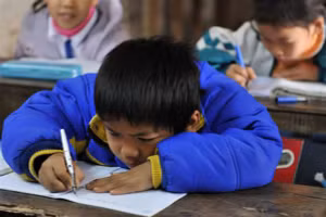 Cha mẹ cần kê bàn ghế học tập phù hợp với chiều cao của trẻ để tránh cong vẹo cột sống. Ảnh minh họa.