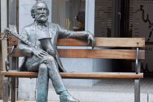 Tượng của Adolphe Sax ở thành phố Dinant, Bỉ.