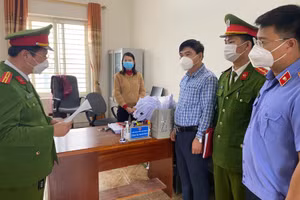 Đọc quyết định khởi tố đối với bị can Lê Minh Tâm (áo kẻ).