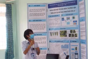 Nam sinh thi trực tuyến trong Cuộc thi Khoa học kĩ thuật cấp quốc gia học sinh trung học năm 2021 - 2022.