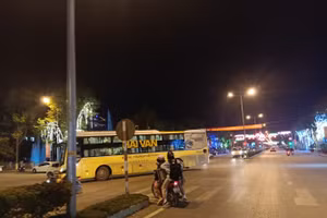 Nhiều hành khách đến muộn giờ đuổi theo xe gây ra tình cảnh bát nháo, mất trật tự giao thông.