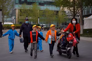 Phụ huynh đưa con đến trung tâm giáo dục tư nhân sau giờ học chính khóa.