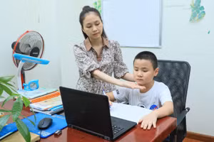 Cần chú ý tư thế học của trẻ ngay từ đầu để tránh những hệ lụy liên quan đến sức khỏe. Ảnh minh họa